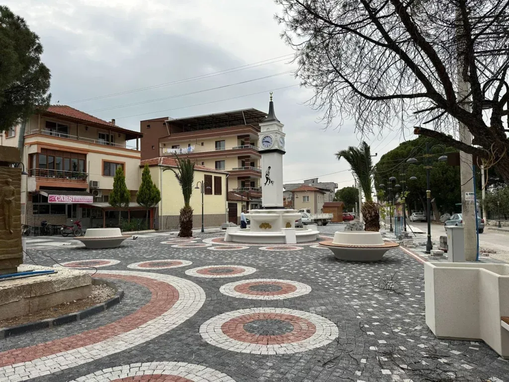 Jardinières d’arbres et assises circulaires intégrées sur une place publique à Akhisar