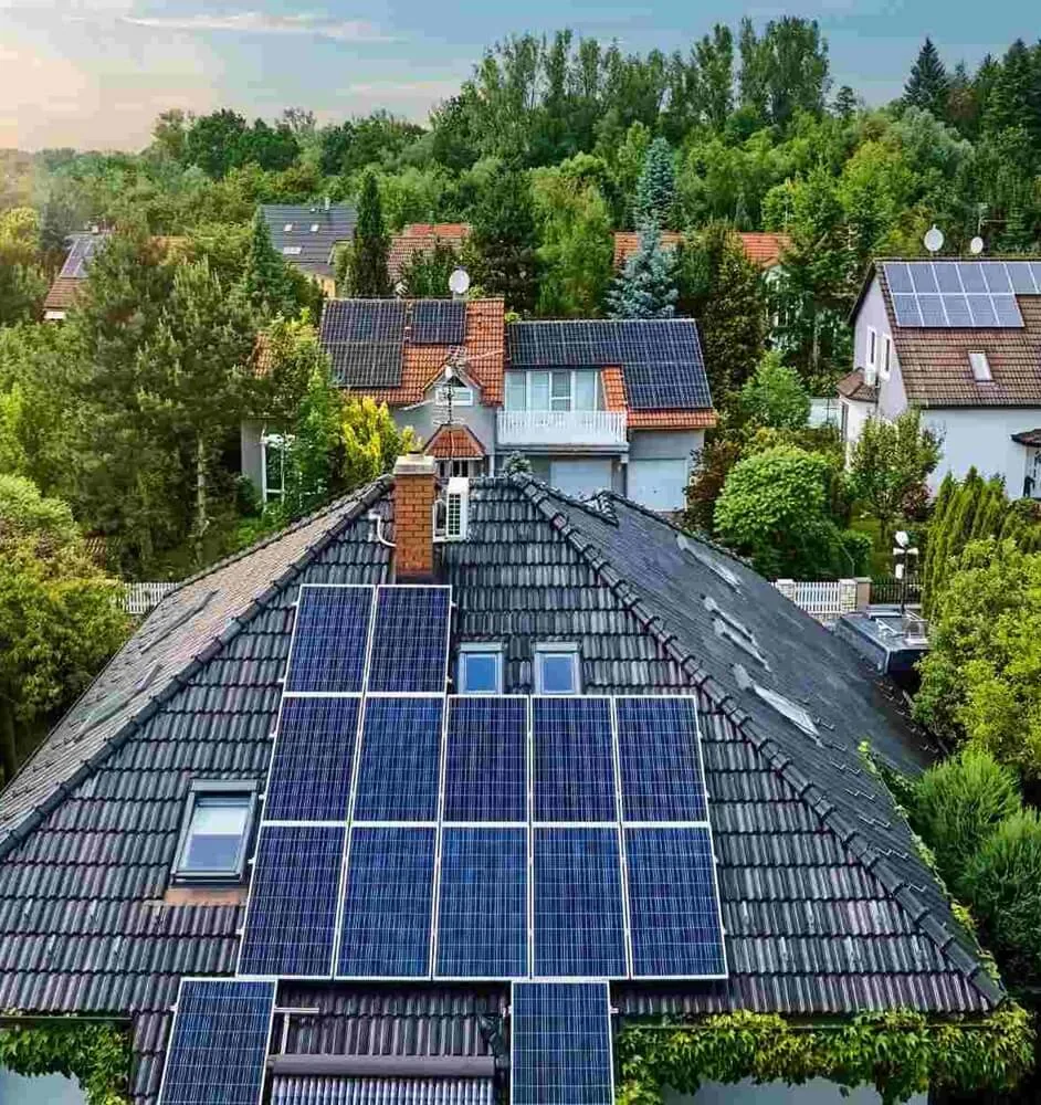 Modules photovoltaïques installés sur le toit en tuiles d’une maison