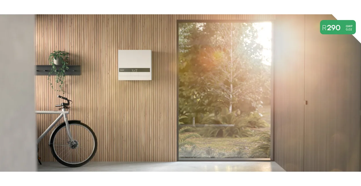 Régulateur Panasonic Aquarea dans une entrée lumineuse habillée de bois