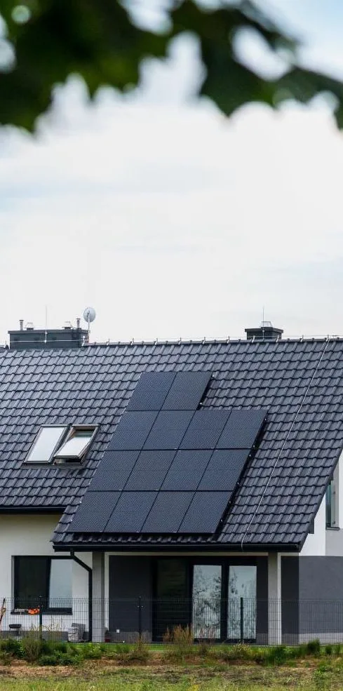 Panneaux solaires sur le toit en tuiles d’un bâtiment résidentiel, collection d’applications LONGi