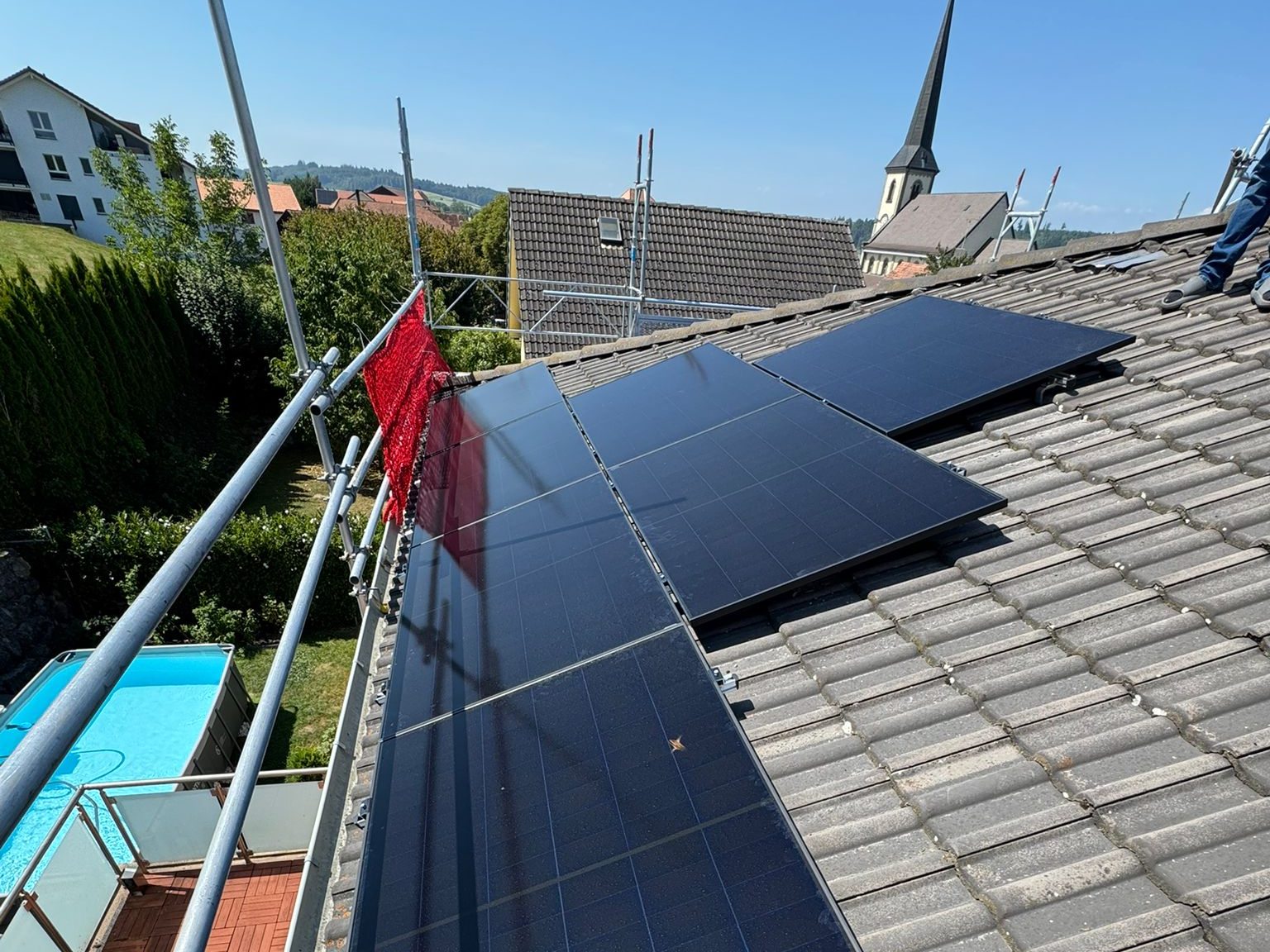 Panneaux photovoltaïques posés par Abelarti sur une toiture à Misery-Courtion, canton de Fribourg