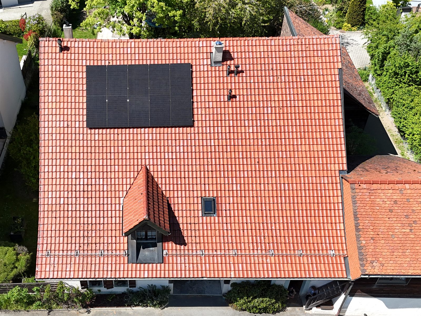 Maison villageoise vaudoise équipée de panneaux solaires par Abelarti à Sugnens