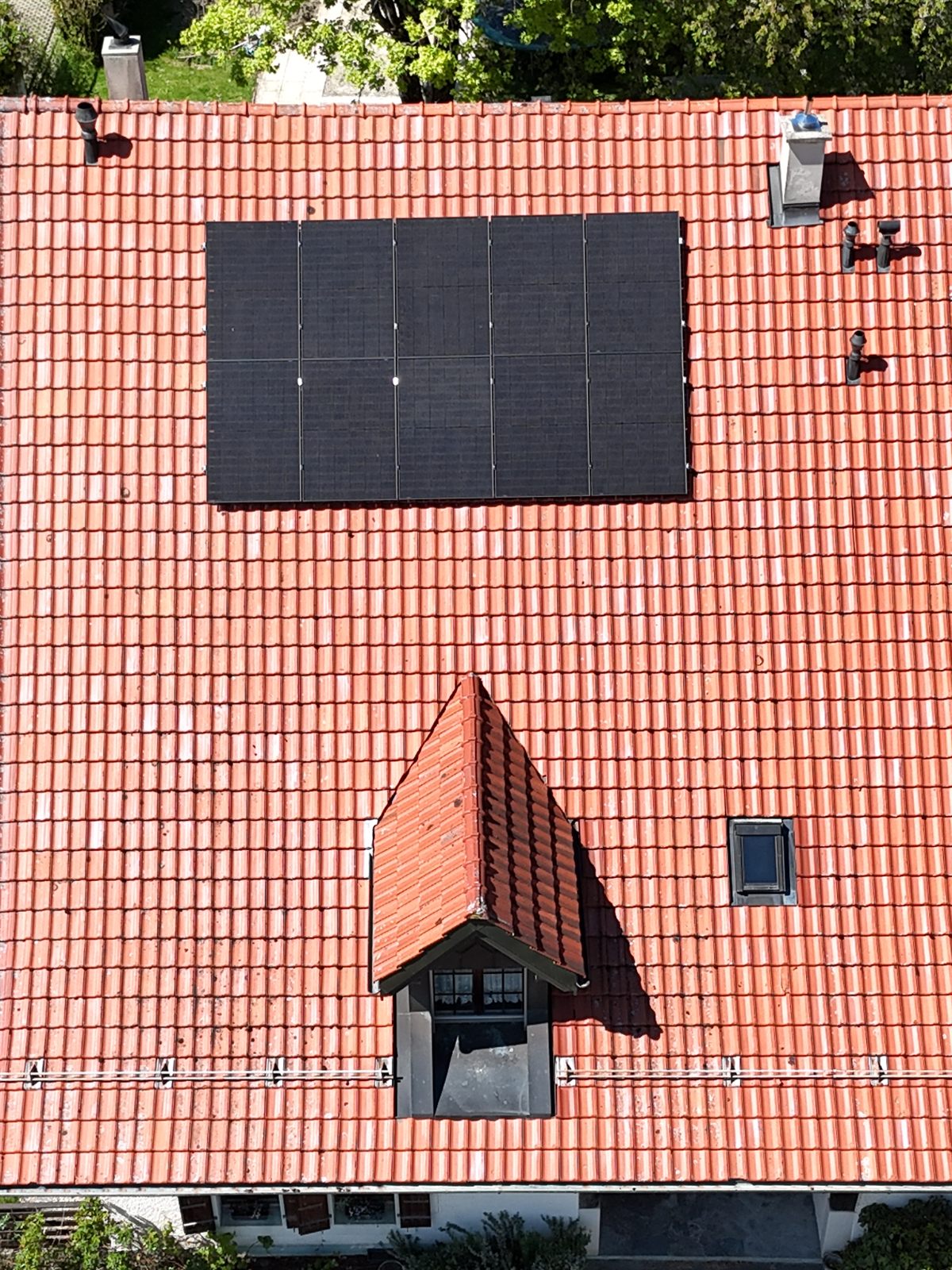 Panneaux photovoltaïques installés par Abelarti sur une toiture à Sugnens, canton de Vaud