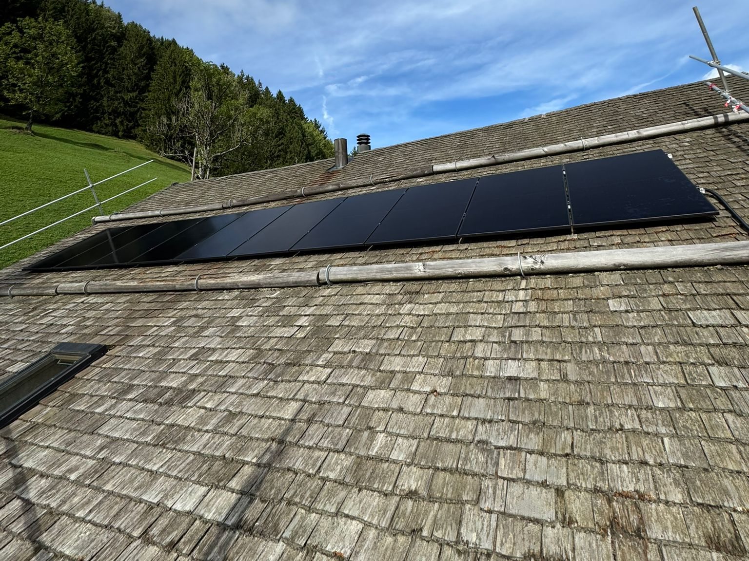 Von Abelarti verlegte Solarmodule auf einem Schindeldach in Champéry, Kanton Wallis
